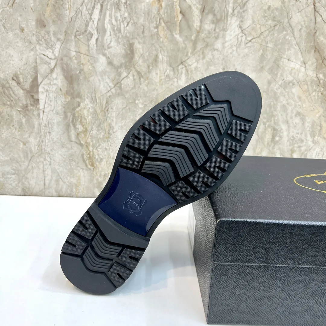 Original order quality: P580 Brand: PRADA (Prada) Standard code: Men's size 38/44 (45 can be customized) Grade: Same style as the official website High-quality men's shoes Material: Original cowhide Water-dyed cowhide lining Rubber outsole Style categories: Men's fashionable formal leather shoes Slip-on men's shoes series Young fashion European and American trends British style Top luxury Color: Actual picture
